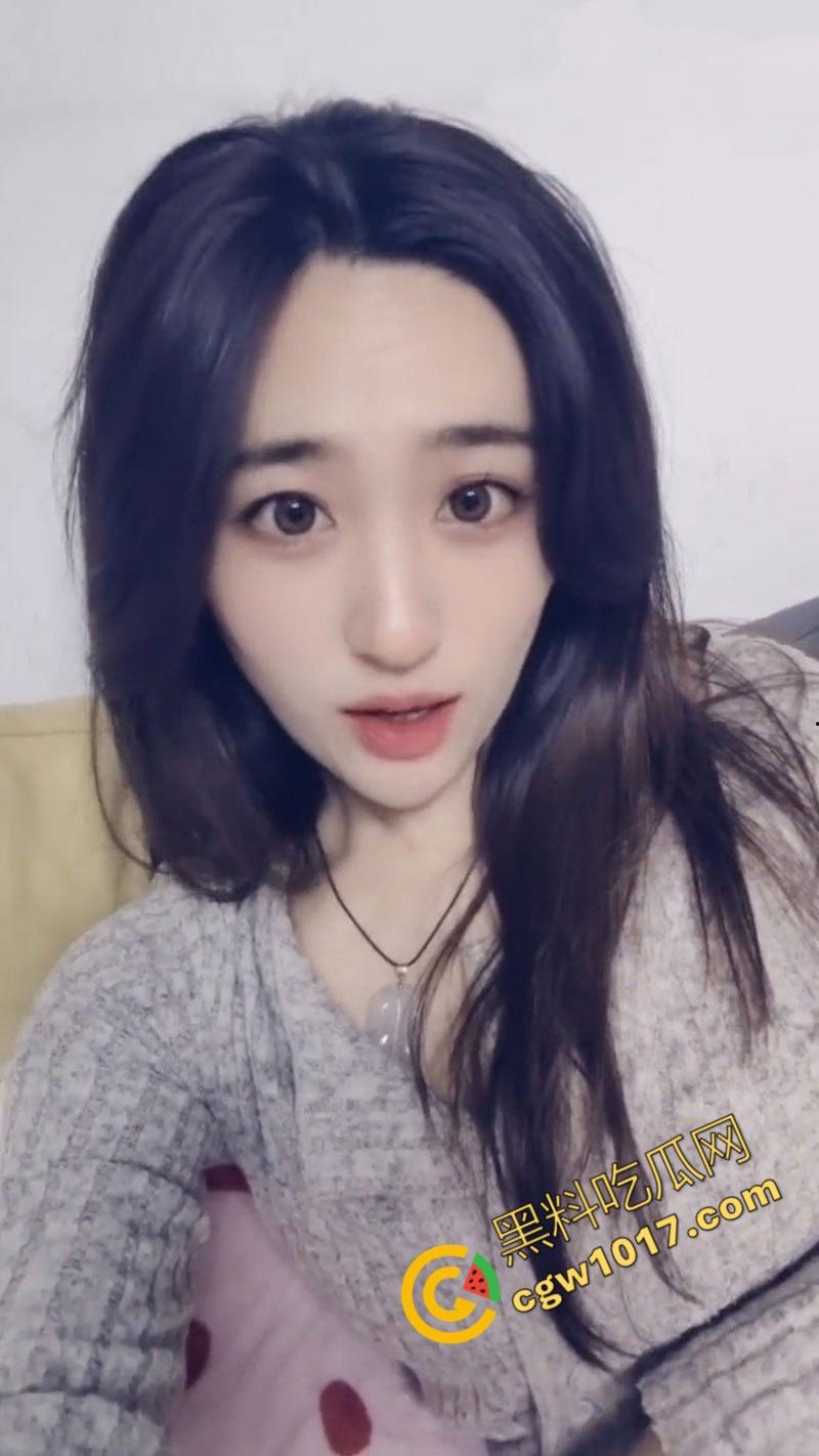 辽宁大学生【翟芷柔】丑闻曝光：清纯外表下淫乱不堪，赤裸迎合摄影师龌龊摸索，男友曝出不雅私密照，引发轩然大波！-2