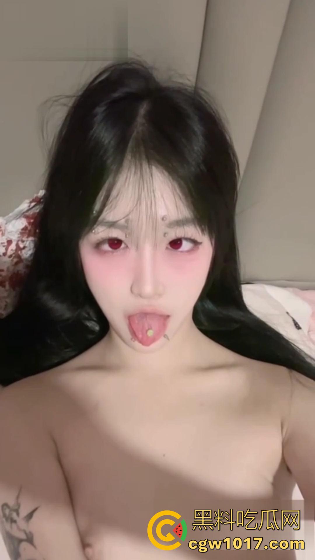 推特顶级网红微密圈福利视频流出!高颜御姐穿着情趣黑丝开裆袜自慰,高潮时淫水喷三米远!-3