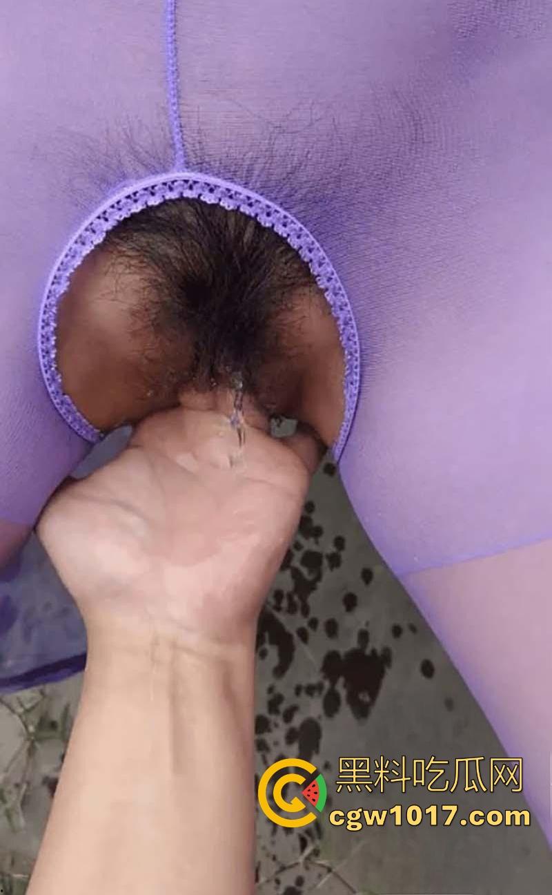 嫂子身穿紫色战袍户外露出，路边扣小骚逼扣出水，迫不及待回车上无套猛插，爽到全程浪叫不断！-6