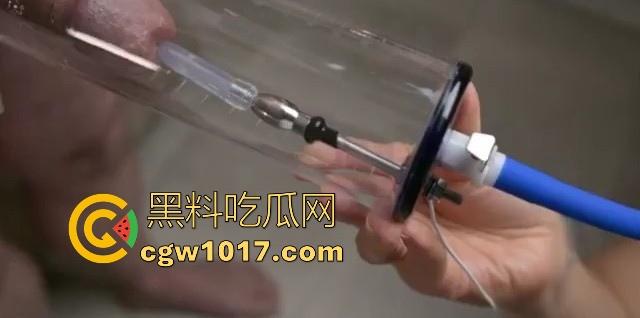 猎奇重口!国外调教已经发展到这地步了吗?真空针管插鸡巴尿道,直接一个按钮下去男奴直接射满大大一杯!-3