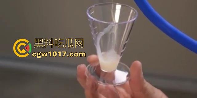 猎奇重口!国外调教已经发展到这地步了吗?真空针管插鸡巴尿道,直接一个按钮下去男奴直接射满大大一杯!-9