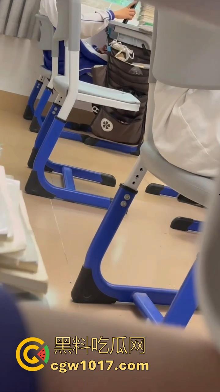 自习课惊现后排同学上课打飞机!边看平板边掏出大屌狂撸,这哥们只能说真生猛,太投入了被偷拍都没发现!-3