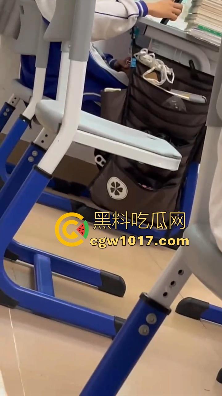 自习课惊现后排同学上课打飞机!边看平板边掏出大屌狂撸,这哥们只能说真生猛,太投入了被偷拍都没发现!-5