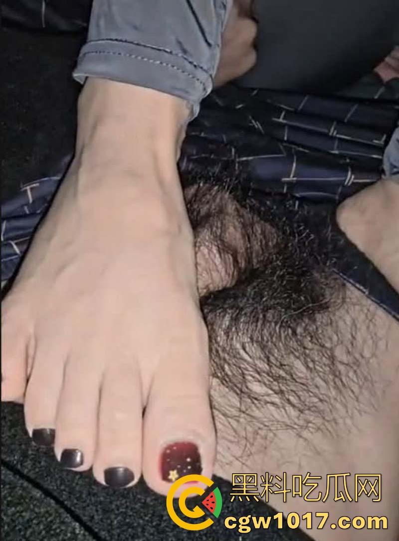 极品姐姐穿性感免脱瑜伽裤勾引青春期弟弟,性感肥臀巨乳曲线一览无遗,骚里骚气的骑乘,还是姐姐好啊!-9