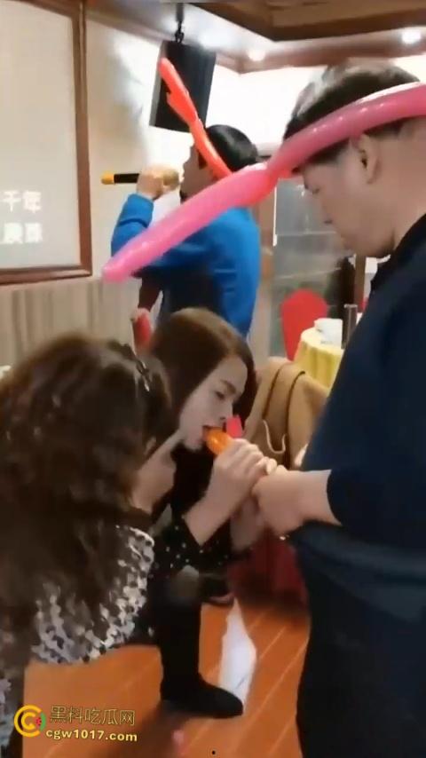 大爷大妈聚餐玩淫秽游戏,把气球当成鸡巴一边撸一边口,有韵味又会玩的少妇,晚上不敢想有多爽 !-3