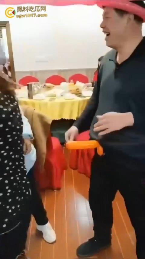 大爷大妈聚餐玩淫秽游戏,把气球当成鸡巴一边撸一边口,有韵味又会玩的少妇,晚上不敢想有多爽 !-7