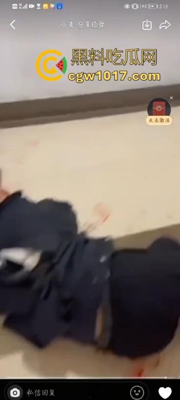 不是现在的东北精神小伙狠人这么多的吗!上门寻仇直接掏出大刀狂捅,地下躺着一个手里还捅着一个,这是要血洗啊!-8