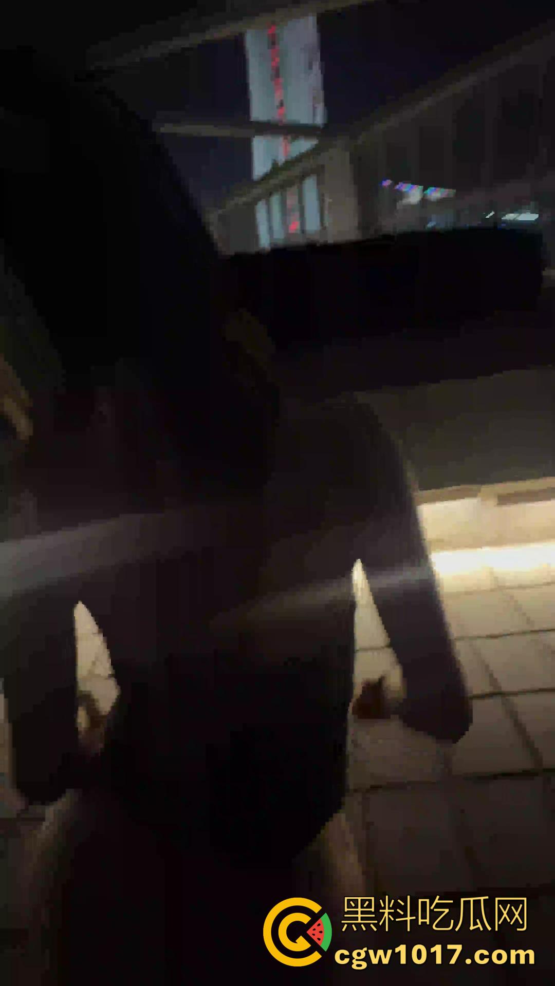 山东潍坊【赵雅婷】居然还有后续!户外露出新曝光!公园抠逼+动车厕所口爆+按摩店后入全记录!-2