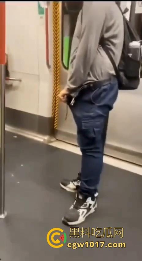 香港地铁牛仔裤大哥现场放尿直播!上班高峰期当着当着众人面开尿,可见心里素质是有多强大,小弟佩服!-2