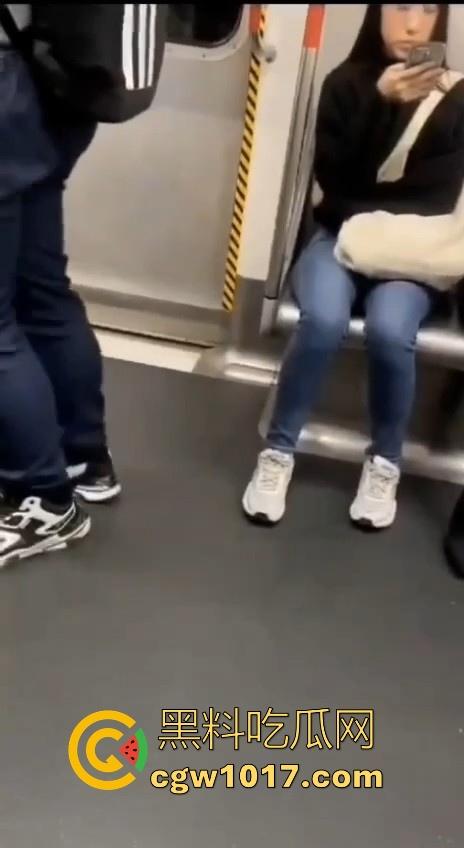 香港地铁牛仔裤大哥现场放尿直播!上班高峰期当着当着众人面开尿,可见心里素质是有多强大,小弟佩服!-7