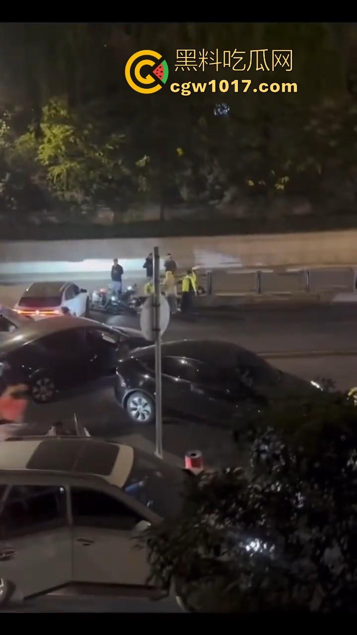 江苏徐州鬼火少年大战交通警察,深夜埋伏公路拦截,又打又逃像是gta5一样,可惜了这么多精神小伙没了战马!-2
