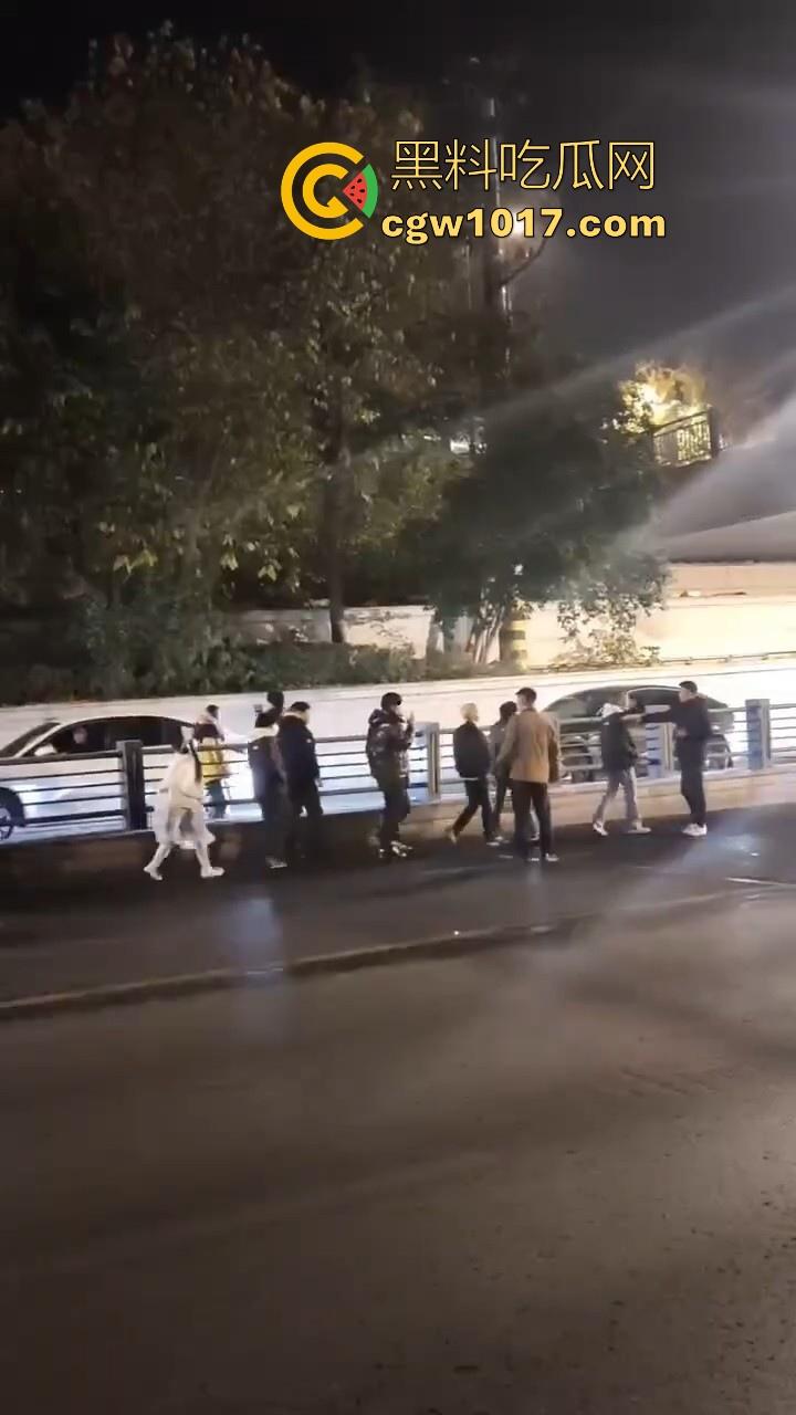 江苏徐州鬼火少年大战交通警察,深夜埋伏公路拦截,又打又逃像是gta5一样,可惜了这么多精神小伙没了战马!-5