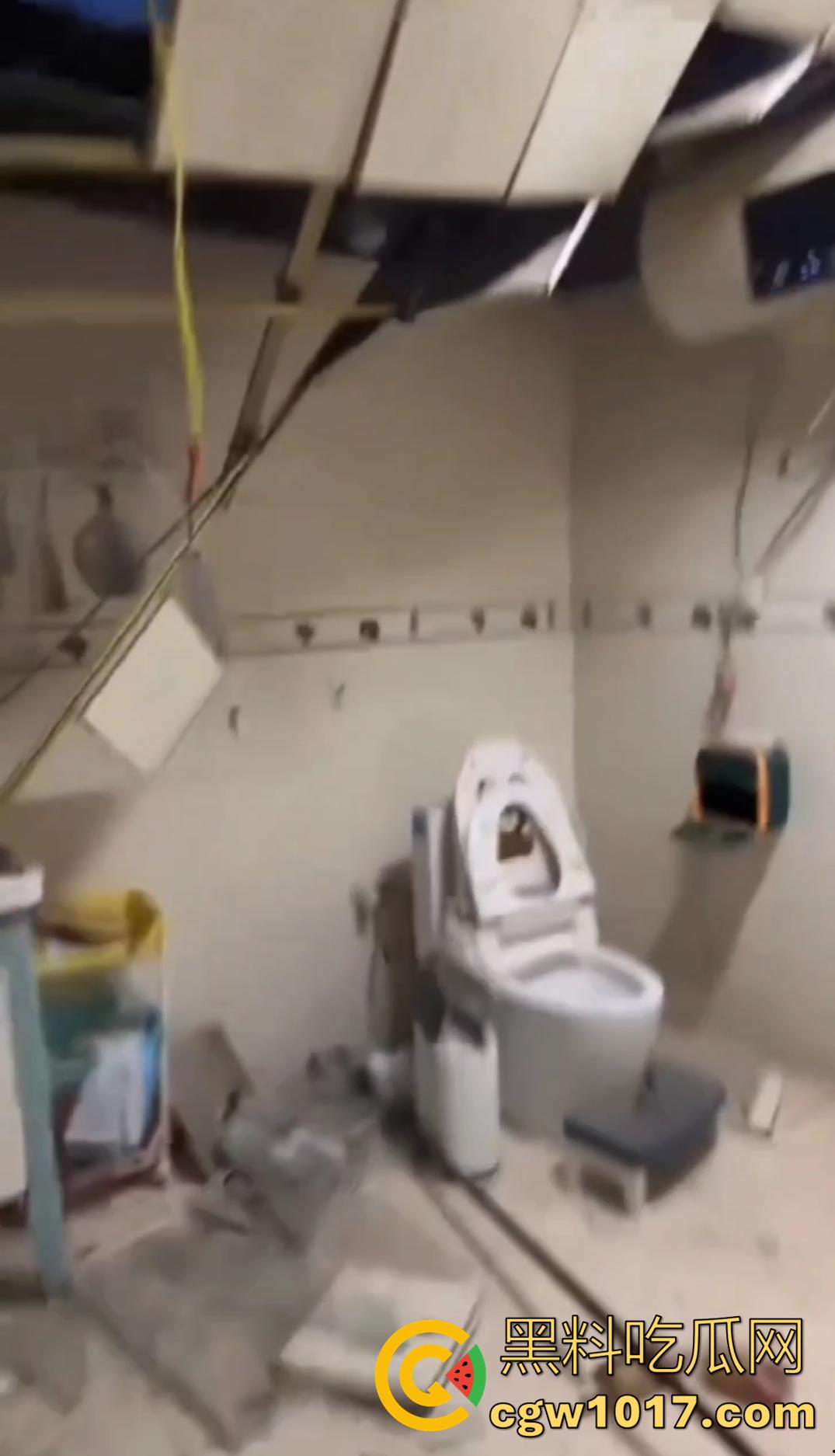 安徽亳州赵桥乡爆炸惨案只因为村名非法烟花销毁失控造成!卢天庙小学附近的建筑坍塌受损不一 造成4人重伤!-5