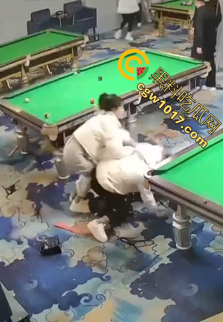 吉林台球厅女孩砍人 双刀双子星暴怒互砍 两个白衣小妹拿刀狂砍黑衣小妹 手持砍刀狂暴100秒-5