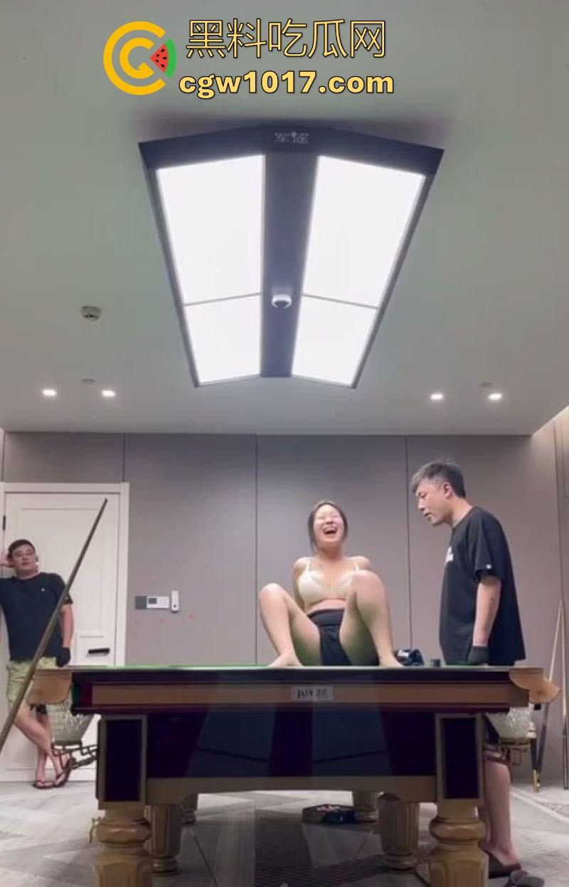 江苏东台名爵台球厅神级活动!与一杆清台送巨乳母狗陪睡,台球宝贝口交爆操,表面是正规台球厅实际就是大型卖淫场所!-4