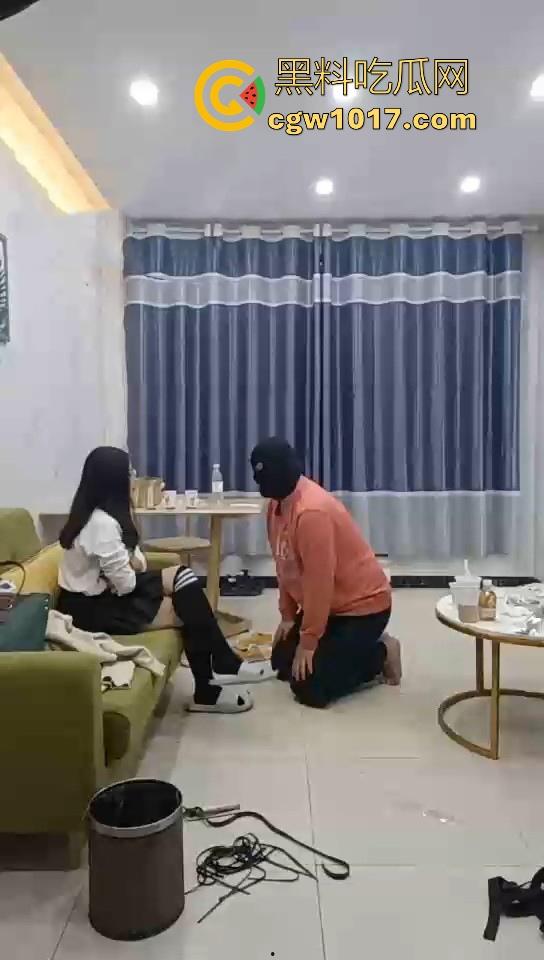 不良小妹调教自己的肥宅男奴,暴力美学性爱,舔鞋舔脚都是基本操作,小胖狗乖乖的听话只为得到女主人的怜悯!-2