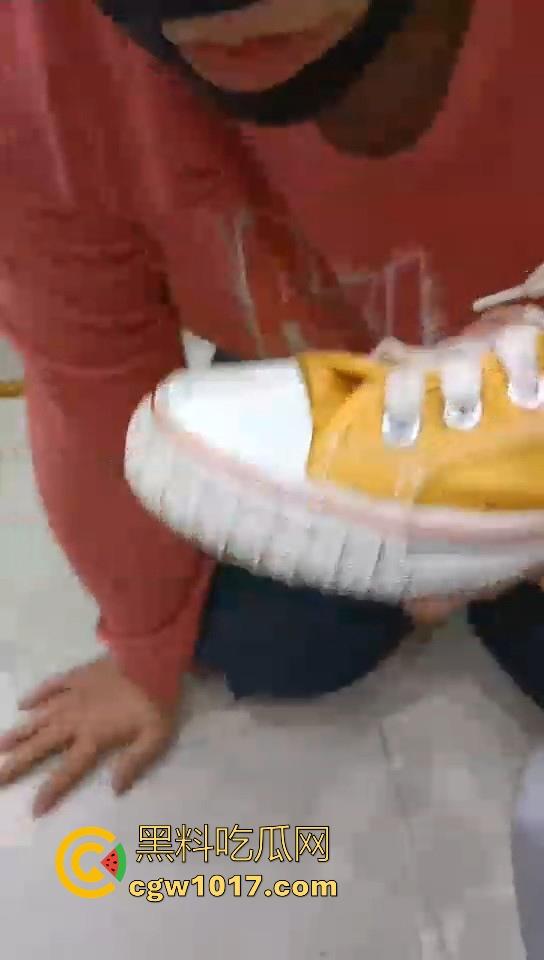 不良小妹调教自己的肥宅男奴,暴力美学性爱,舔鞋舔脚都是基本操作,小胖狗乖乖的听话只为得到女主人的怜悯!-3