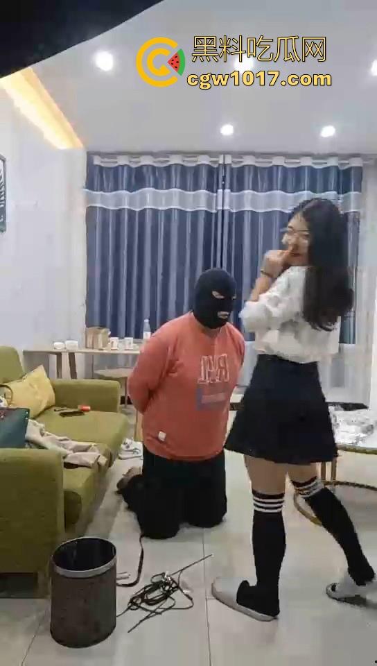 不良小妹调教自己的肥宅男奴,暴力美学性爱,舔鞋舔脚都是基本操作,小胖狗乖乖的听话只为得到女主人的怜悯!-5