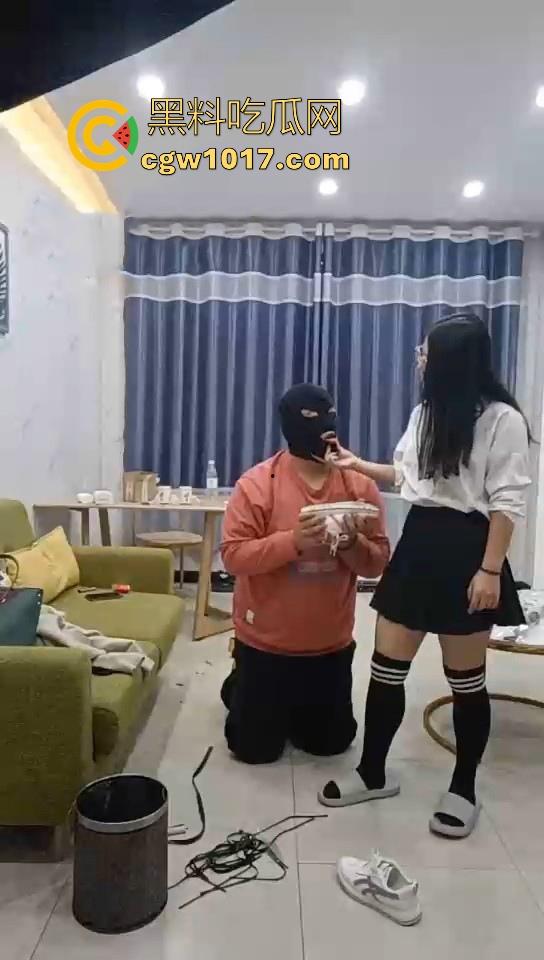 不良小妹调教自己的肥宅男奴,暴力美学性爱,舔鞋舔脚都是基本操作,小胖狗乖乖的听话只为得到女主人的怜悯!-6