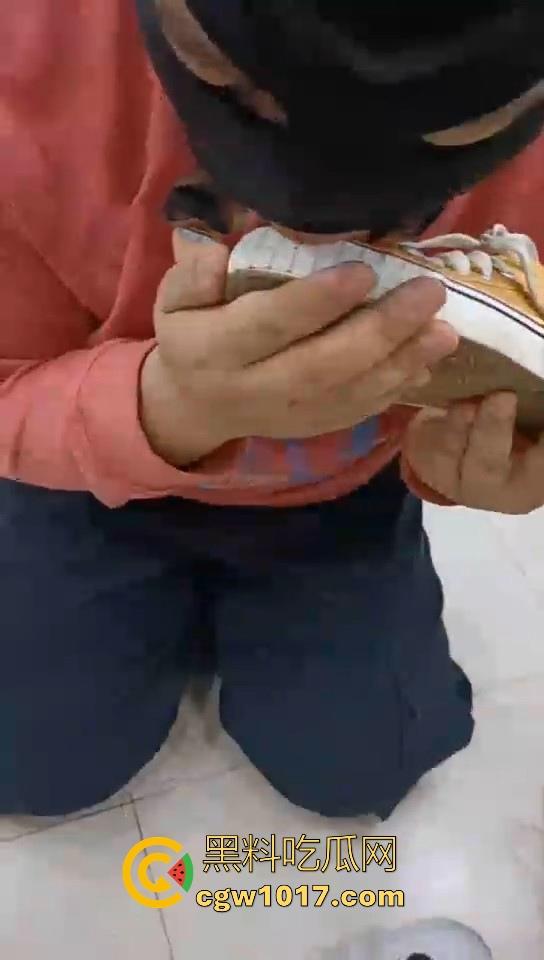 不良小妹调教自己的肥宅男奴,暴力美学性爱,舔鞋舔脚都是基本操作,小胖狗乖乖的听话只为得到女主人的怜悯!-8