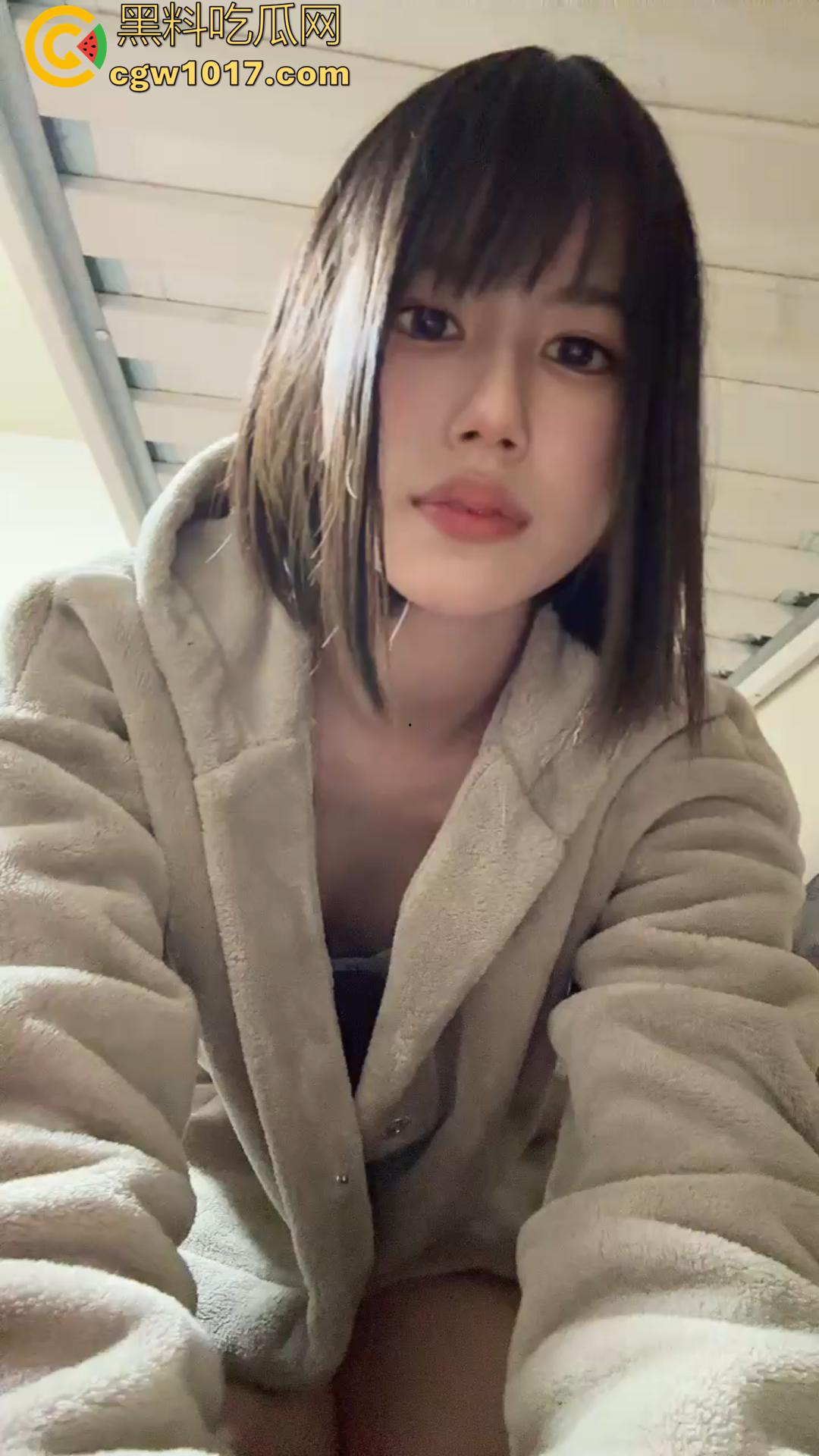 沈阳职高【刘思涵】在宿舍跟金主爸爸网调!抠逼揉奶掰穴特写,不再是别人的白月光 她已经变成了金主专属母狗!-6