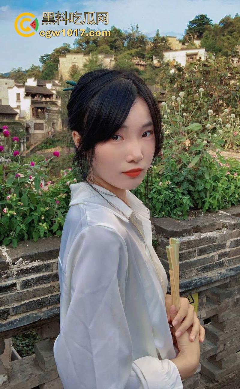 武汉大学英语系学姐【魏美丽】约炮成瘾,看似清纯可爱,实则骚逼里早已灌满精液,被大屌操成母狗!-3