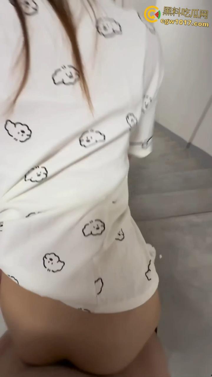 广撒网总有上钩的,约炮蜜桃臀可爱学妹,穿着可爱睡衣和小熊内裤,被大神在酒店楼道狂操,小翘臀被猛猛撞击!-5