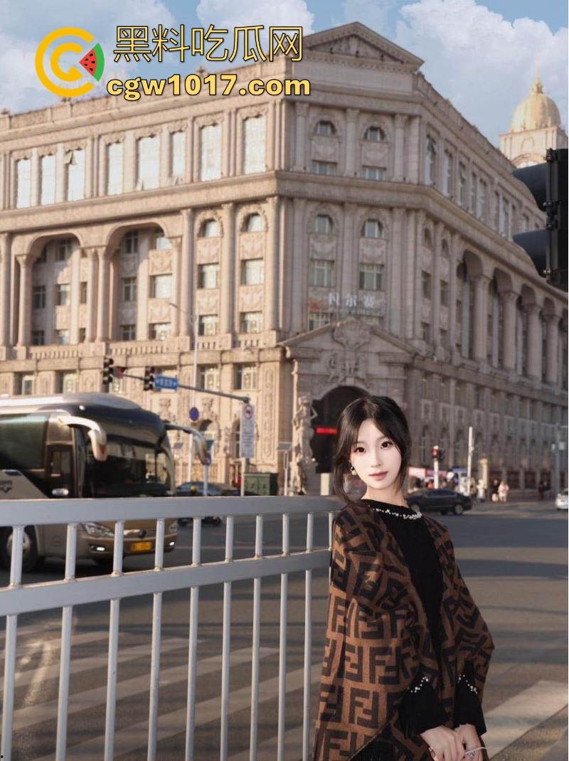 天津骚女【邵子畅】装欧洲女留哄骗富哥,天天约炮只为遇到哪个肯为她花钱的大冤种,骚逼早已雀黑无比!-7