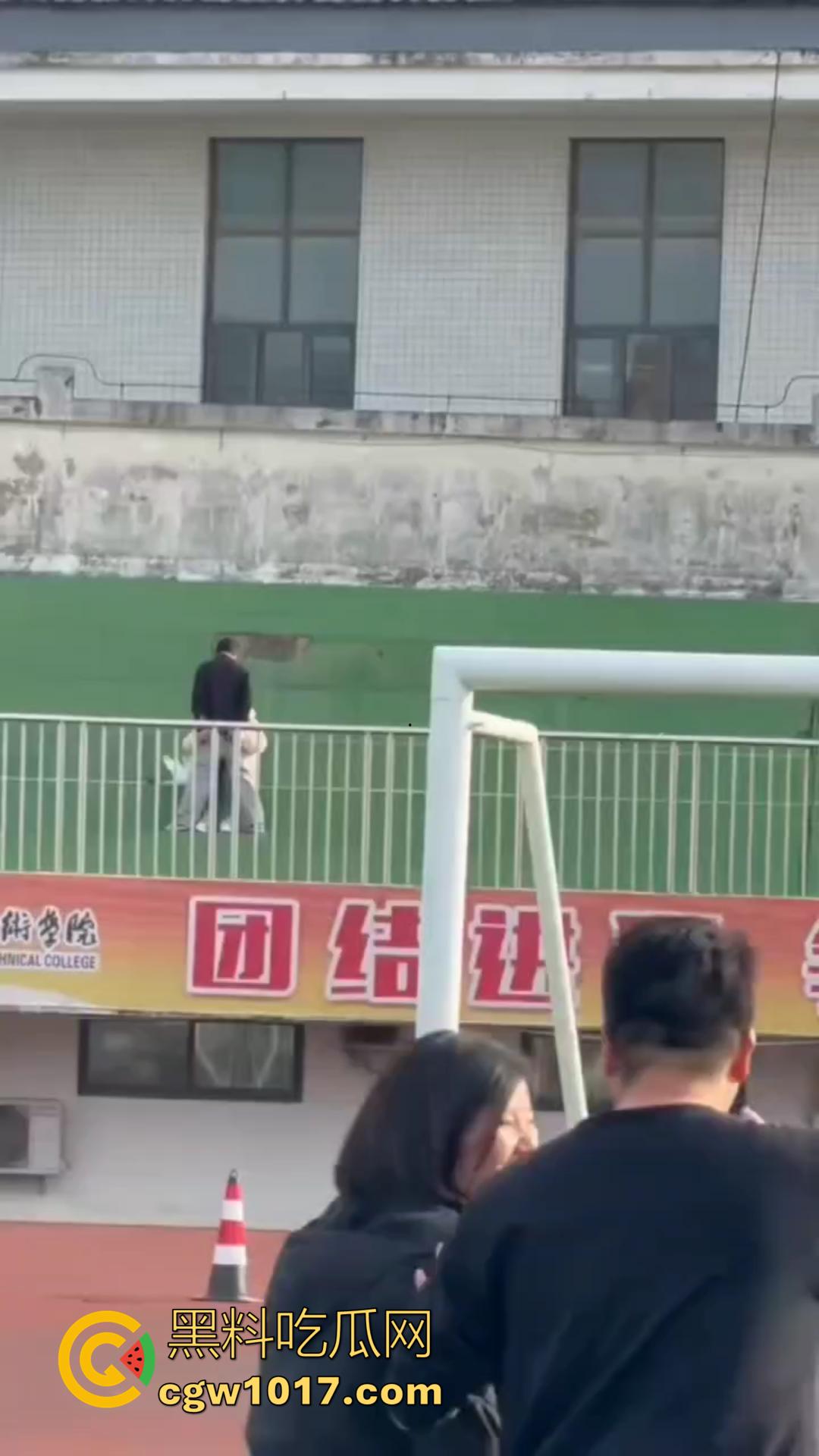 信阳职院操场上演活春宫!女友在操场观众席当众跪舔 脱衣揉胸,被数百手机围拍也熟视无睹!-3