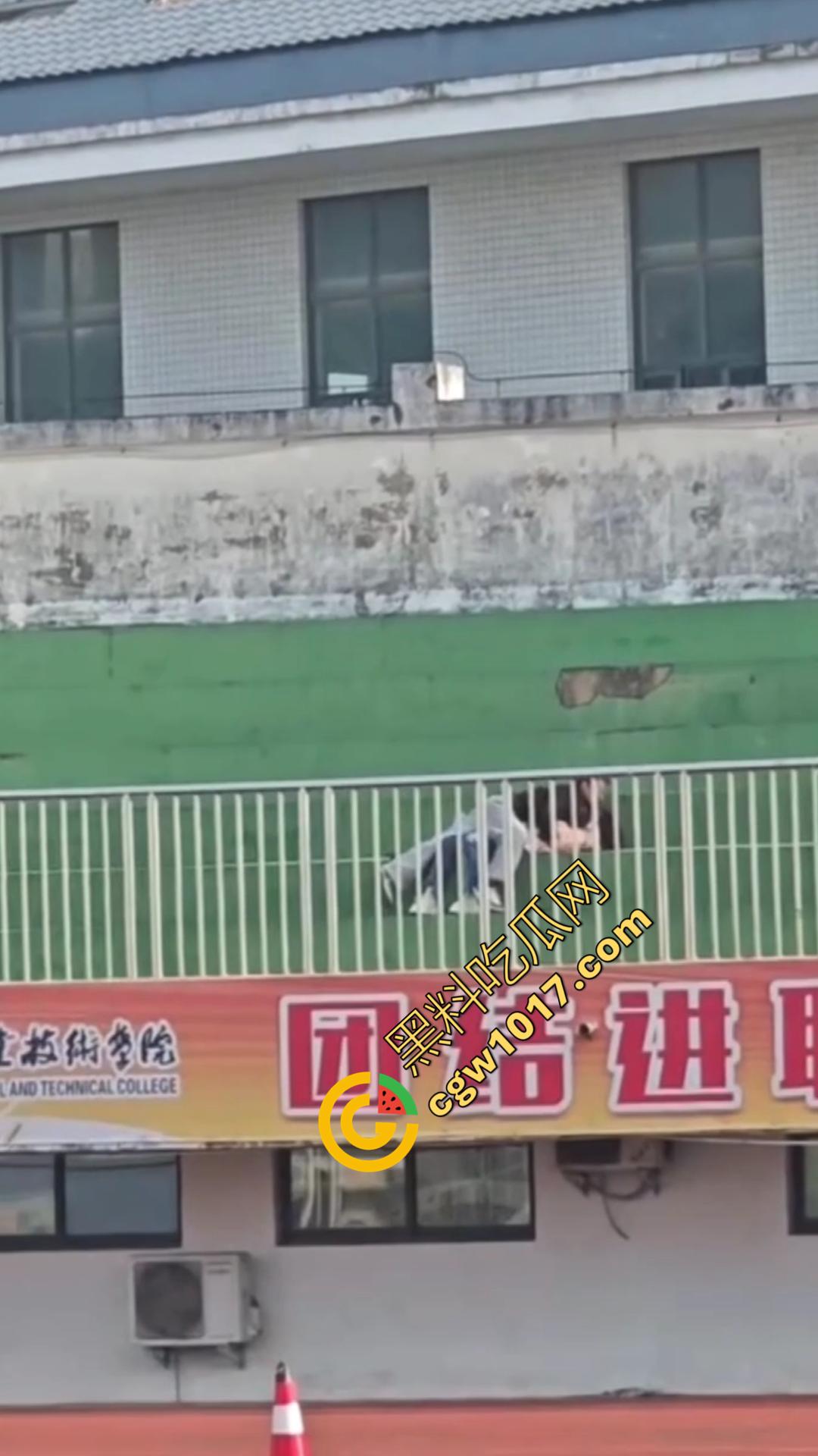 信阳职院操场上演活春宫!女友在操场观众席当众跪舔 脱衣揉胸,被数百手机围拍也熟视无睹!-6