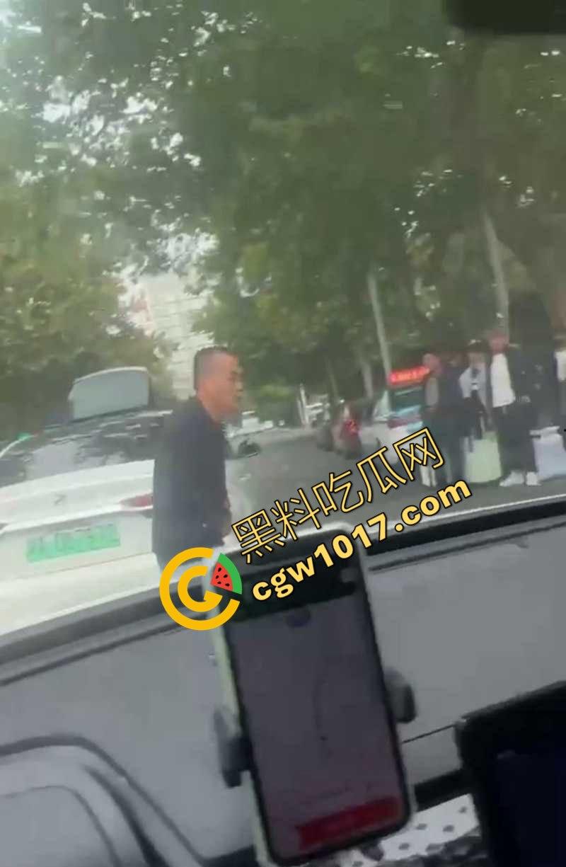 路怒症吵架秒变杀人现场!拔刀猛捅对面司机腹部,鲜血狂喷只能捂着肚子赶紧逃命!-5