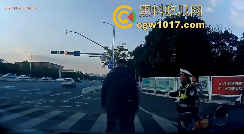 云南街头拳击赛火爆开打!1米8大哥被爆冷击败,旁边还带个穿绿马甲的裁判观赛,能动手就动手好吧!-9