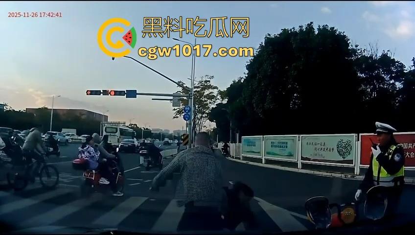 云南街头拳击赛火爆开打!1米8大哥被爆冷击败,旁边还带个穿绿马甲的裁判观赛,能动手就动手好吧!-11