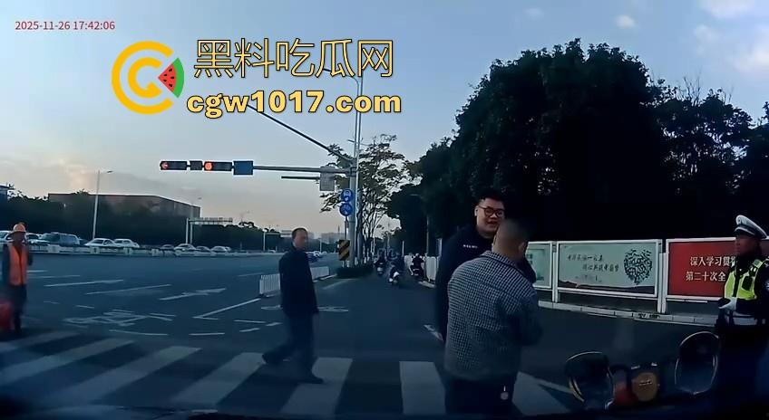 云南街头拳击赛火爆开打!1米8大哥被爆冷击败,旁边还带个穿绿马甲的裁判观赛,能动手就动手好吧!-7