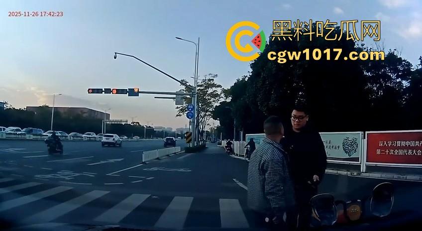 云南街头拳击赛火爆开打!1米8大哥被爆冷击败,旁边还带个穿绿马甲的裁判观赛,能动手就动手好吧!-8