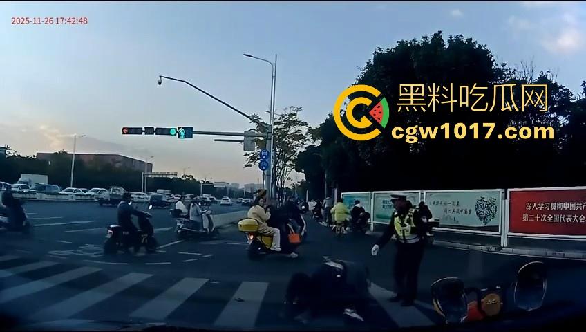 云南街头拳击赛火爆开打!1米8大哥被爆冷击败,旁边还带个穿绿马甲的裁判观赛,能动手就动手好吧!-12