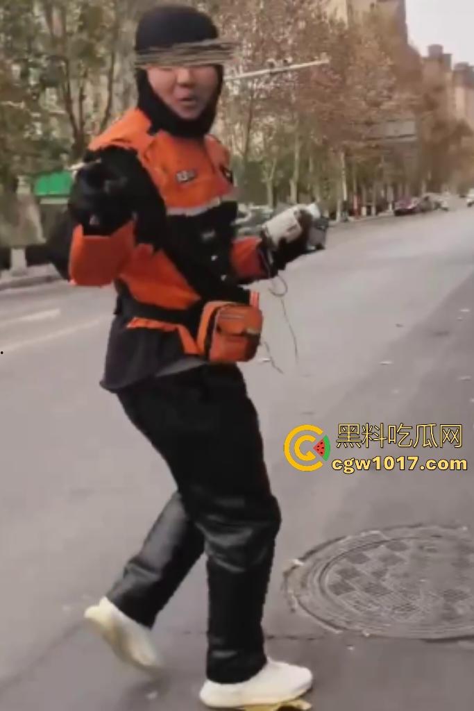 老八婆偷外卖被抓现行，语出惊人耍赖对着镜头吼“外卖小哥看上我了，相中我B贵不贵”，外卖小哥带着面罩都觉得羞耻！-6