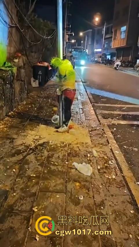 低俗婚闹特色文化?把新郎捆绑到马路栏杆上,三五好友扔鸡蛋牛奶,很好奇这是哪个地方的陋习啊?-6