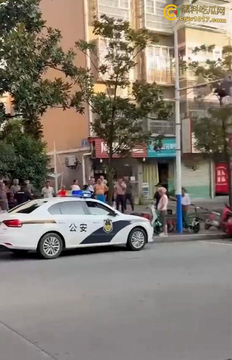 自古奸情出人命,佛山章柃小区已婚少妇偷情被当场抓奸,原配老公直接持刀砍杀两人,街头弥漫着血腥味。-7