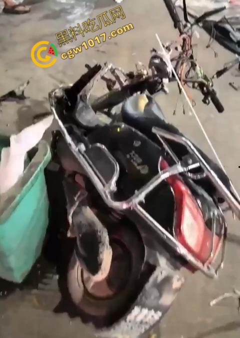 普宁市血腥车祸现场曝光!摩托车被撞飞,车主血流一地,惨不忍睹,幸存者惨叫声撕心裂肺,围观者目无法直视!-2