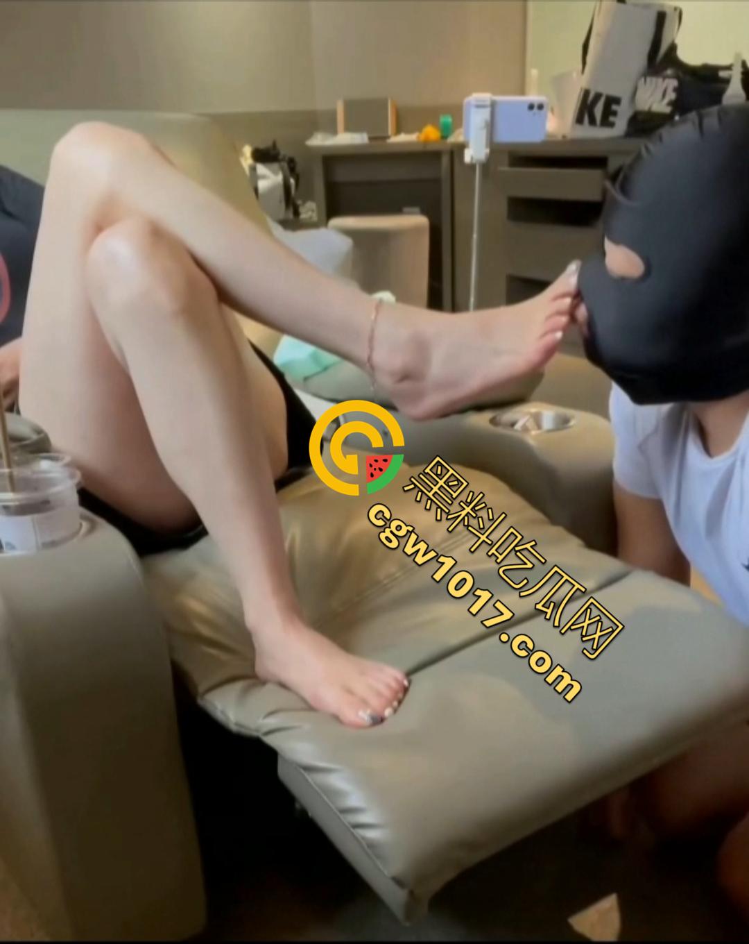 【艾彩女王】最新原创调教男奴!高跟踩脸,舌头清洗脚趾 男奴舔到射精求女王放过!-2