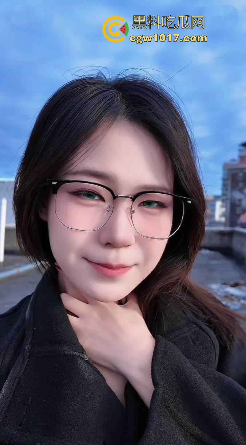 抖音御姐网红【桃桃酱乖乖】榜一福利曝光，超高颜值美女镜头前把玩超粉嫩乳头，甜美舞蹈撩人变身喷汁萝莉！-4