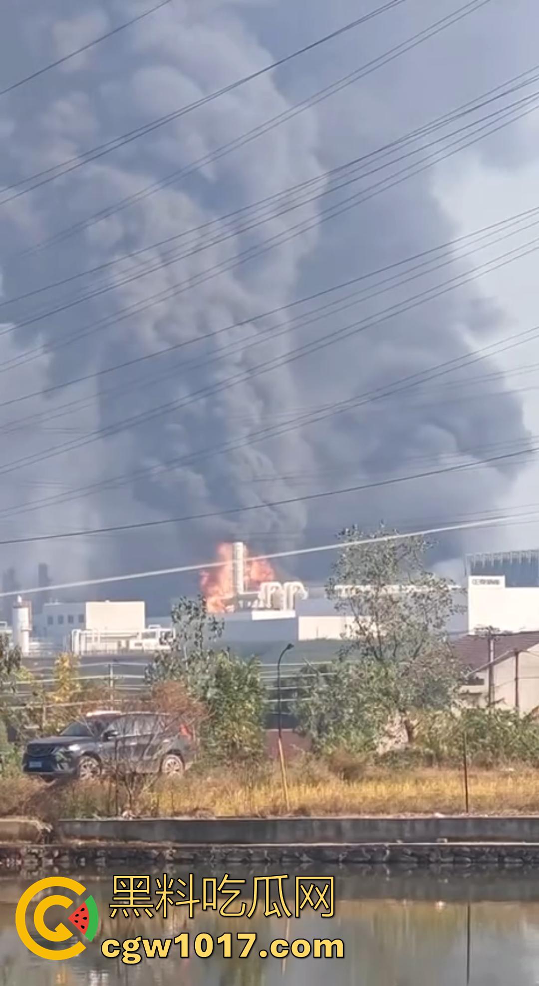 义乌光伏巨头正泰新能厂突发大火 赤岸镇浓烟冲天 全市消防出动几十车救火 全城围观！-3