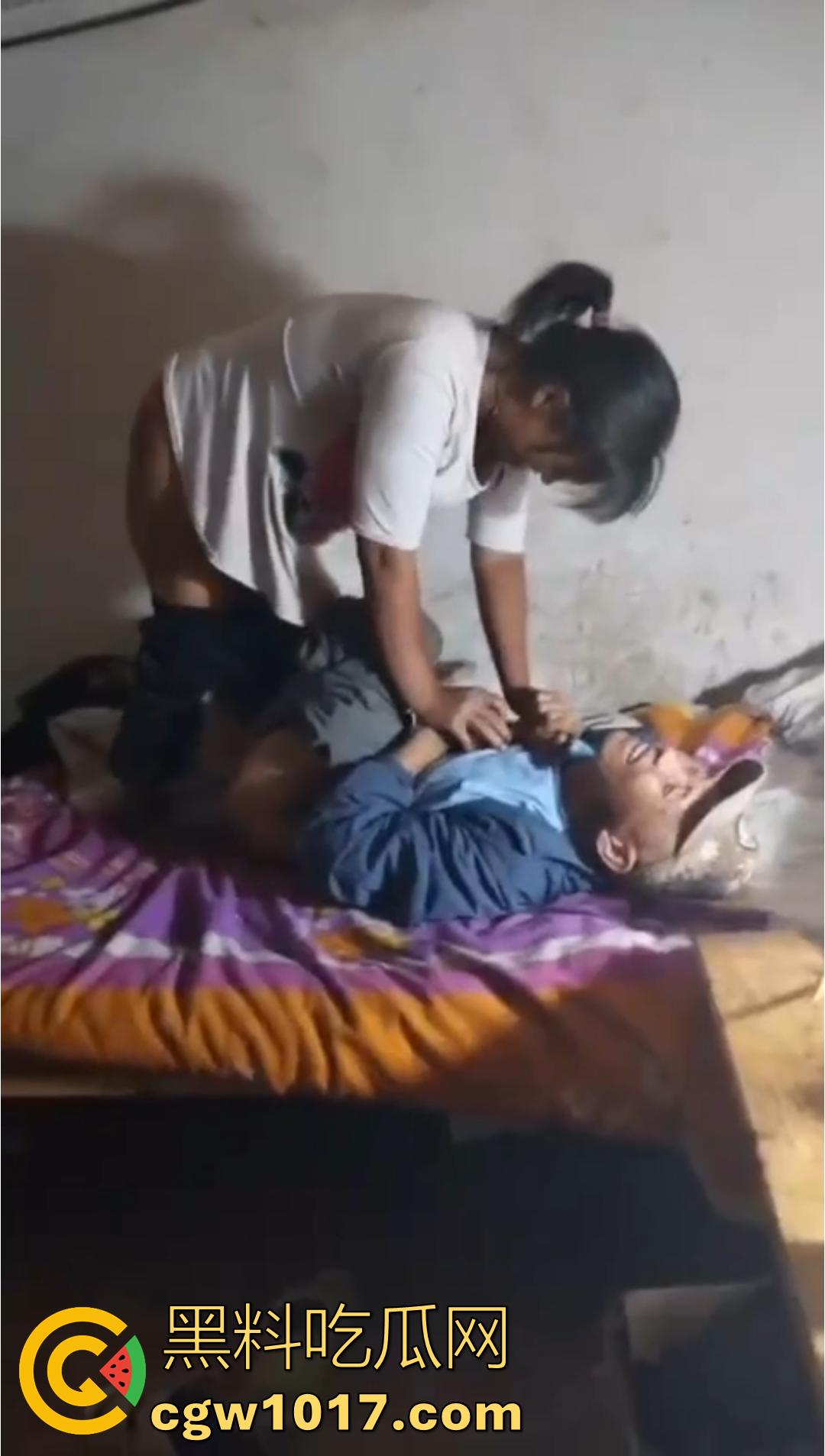 三十如狼四十如虎!一群饥渴熟女当场扒光男人裤子,疯抢着坐上去榨精!-7