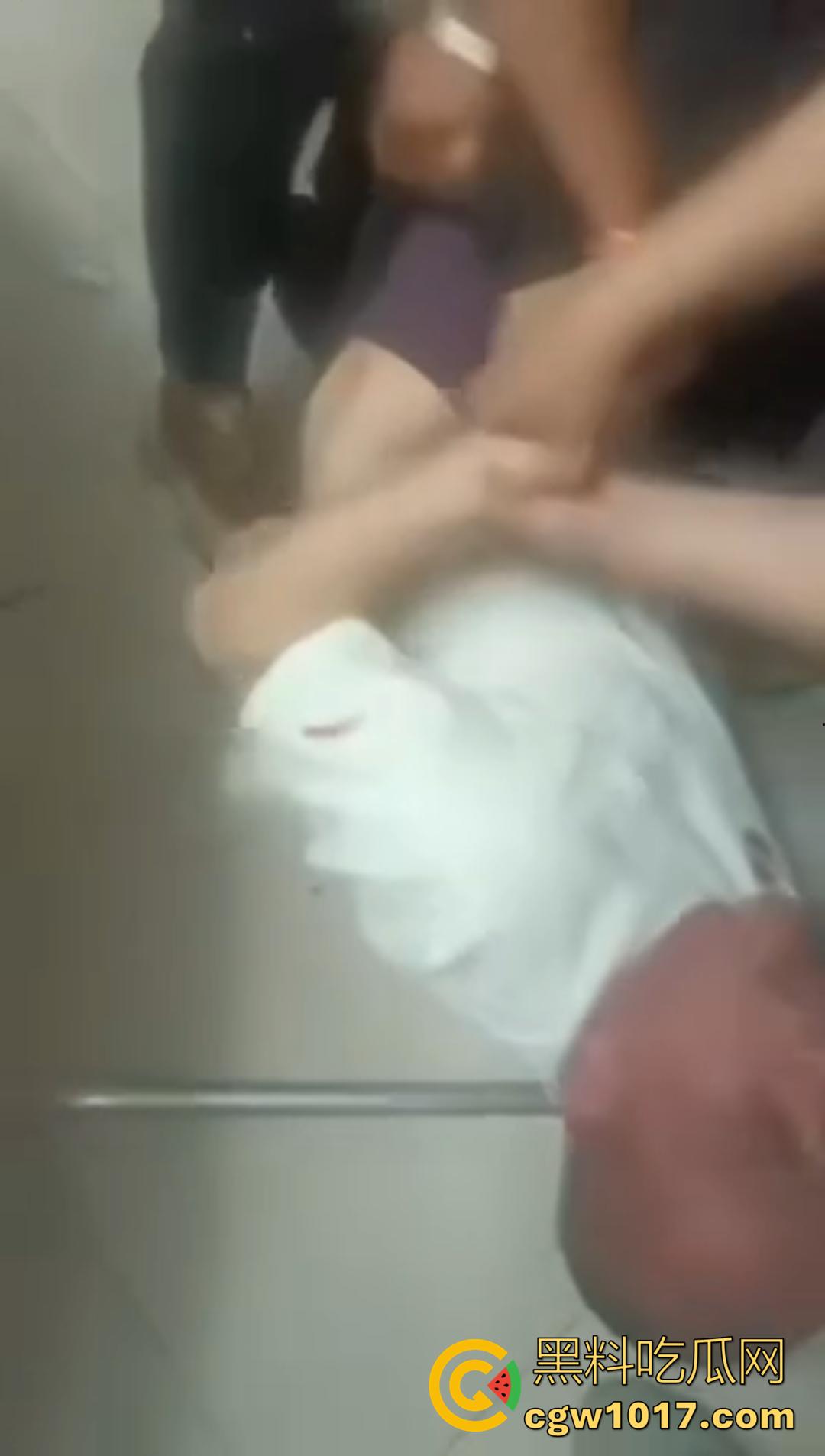 三十如狼四十如虎!一群饥渴熟女当场扒光男人裤子,疯抢着坐上去榨精!-4