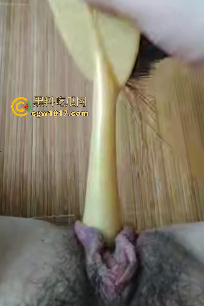 老阿姨偷听儿子操女友逼翻云覆雨,自己也发骚,用刷子头猛插老逼,用带毛的那头不是更爽吗!-9