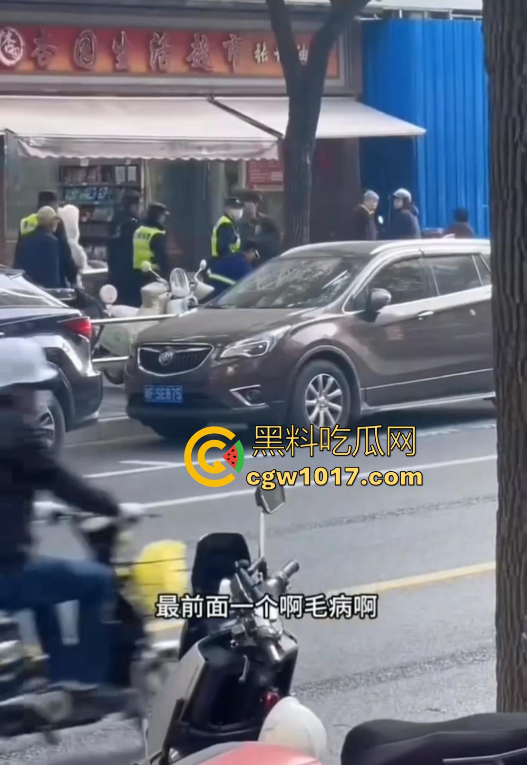 大型捉奸现场视频曝光 女友谎称跟朋友吃饭 实则出去酒店开房上钟 男友捉奸当场报警有人卖淫大义灭亲!-7