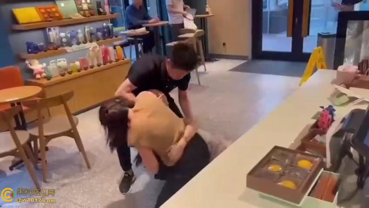 渣男带着小三在星巴克约会,两人有说有笑空气弥漫着暧昧, 被原配当场抓包后,两人瞬间扭打在一起 !-3