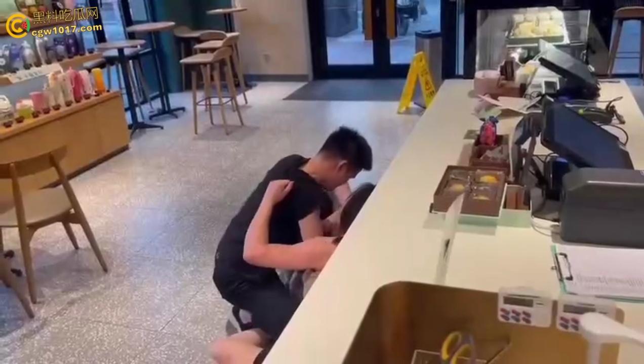 渣男带着小三在星巴克约会,两人有说有笑空气弥漫着暧昧, 被原配当场抓包后,两人瞬间扭打在一起 !-6