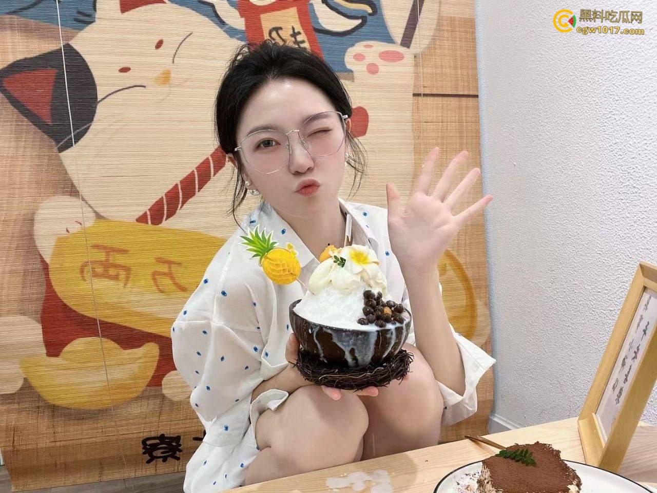 高颜值白嫩御姐,私下里和炮友约炮,穿开裆黑丝对镜后入抽插,跪在洗手间深喉口交,骑乘蠕动做爱吮吸手指 !-2